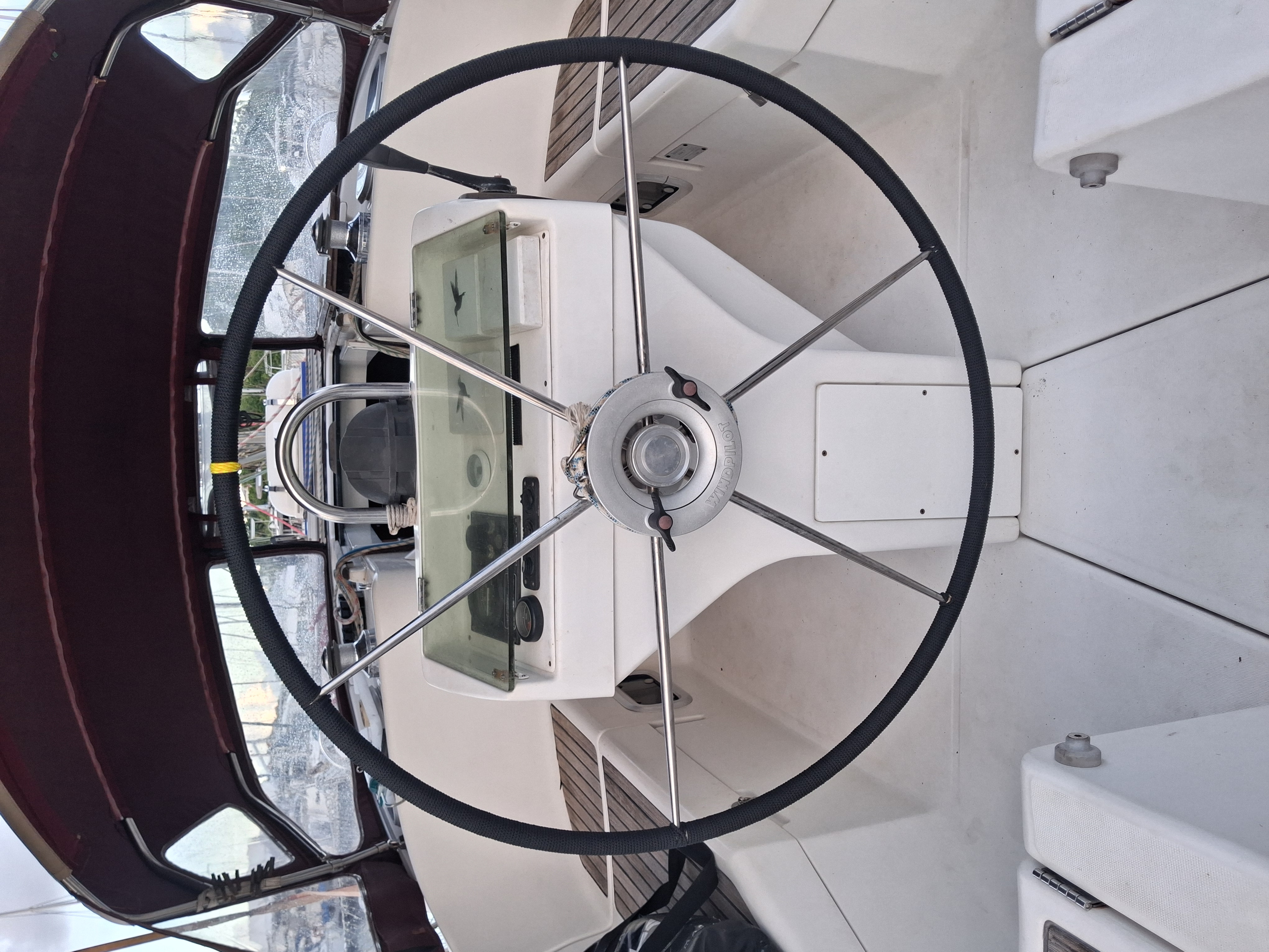 Cockpit et barre à roue